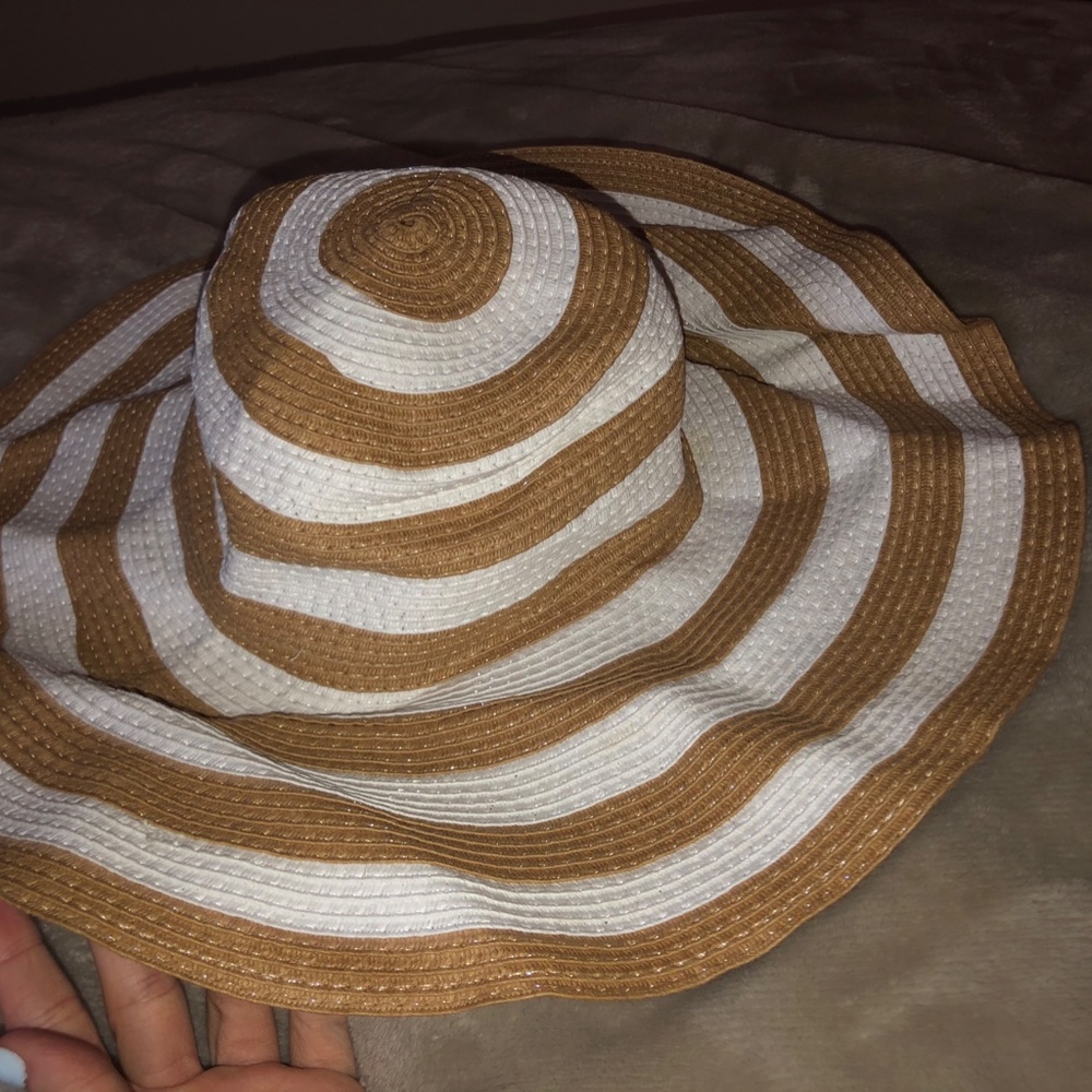 Straw Beach Hat - Picture 2 of 2